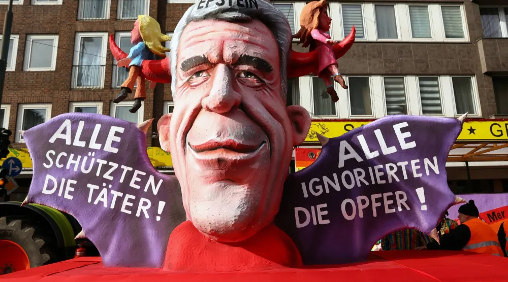 عربة استعراضية تُصوّر جيفري إبستين بأجنحة خفاش خلال كرنفال «الاثنين الوردي» في دوسلدورف بألمانيا أمس (رويترز)