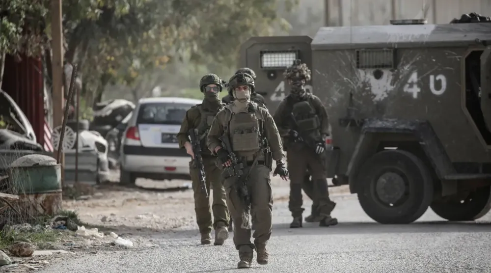 İsrail askerleri, Filistin ordusunun gerekli izinlere sahip olmadıkları gerekçesiyle Awarta kontrol noktası yakınlarındaki bir Filistin dükkanını ve oto tamir atölyesini yıkması sırasında güvenlik önlemleri alıyor (DPA)