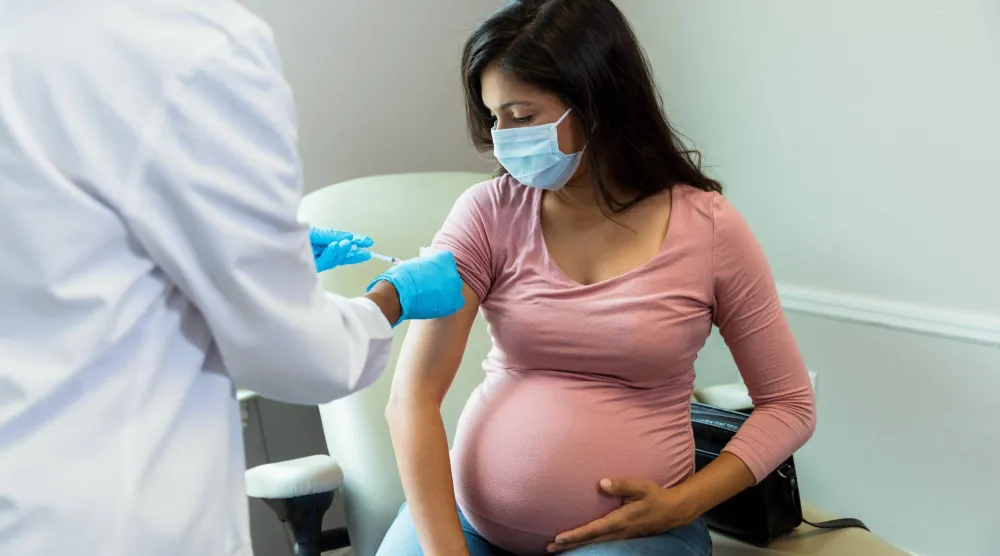 لقاح الكوفيد للحوامل لا يرتبط بمشكلات النمو العصبي لدى أطفالهن