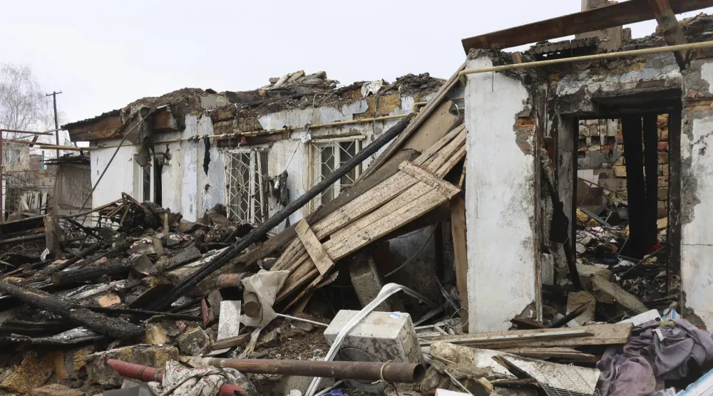 أضرار في موقع ضربة بطائرة مسيّرة روسية استهدفت مبنى في أوديسا بأوكرانيا (إ.ب.أ)