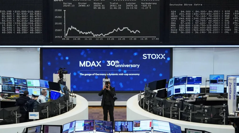 رسم بياني لمؤشر الأسهم الألماني «داكس» في بورصة فرانكفورت (رويترز)