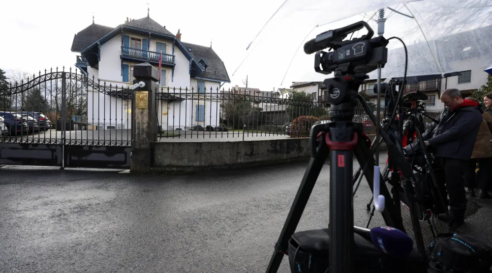 وفود إعلامية تجتمع أمام سفارة سلطنة عمان في جنيف اليوم (رويترز)