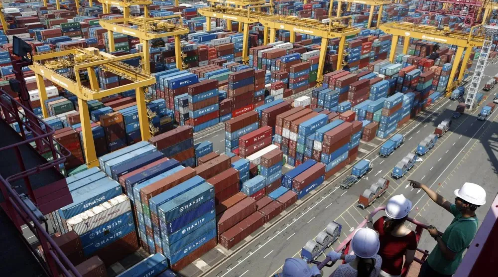 محطة حاويات شركة هانجين شيبنغ في ميناء بوسان الجديد (رويترز)