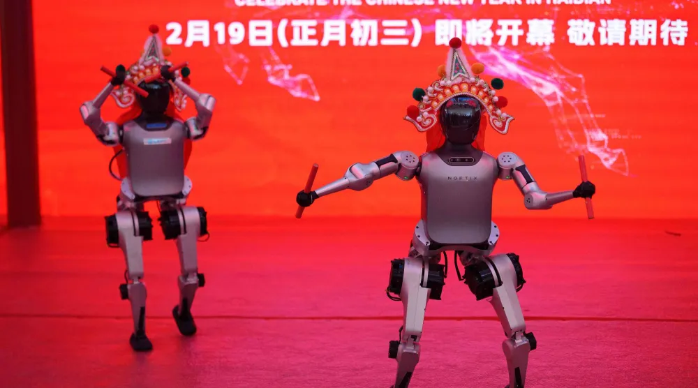 روبوتات بشرية في عرض صيني بمناسبة رأس السنة القمرية الجديدة بالعاصمة بكين (أ.ب)