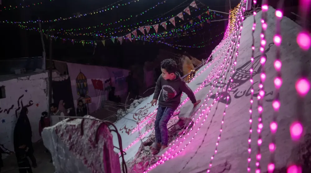  Ramazan ayının başlamasına saatler kala Gazze'nin Han Yunus bölgesinde ışıklar parıldıyor ve çocuklar oyun oynuyor (EPA)