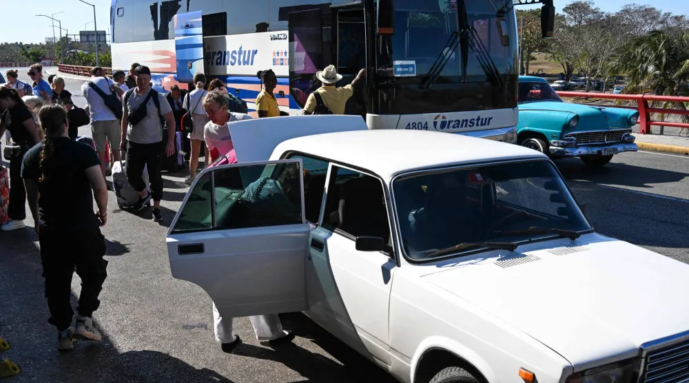 سياح روس يستعدون للصعود على متن رحلة في مطار خوسيه مارتي الدولي بهافانا 16 فبراير 2026 (أ.ف.ب)