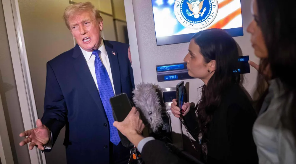 الرئيس الأميركي دونالد ترمب يتحدث إلى وسائل الإعلام على متن طائرة الرئاسة يوم الاثنين (أ.ف.ب)