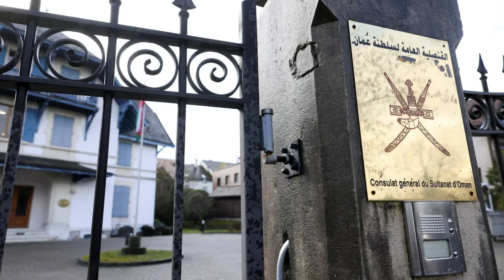 مدخل السفارة العمانية قبل انعقاد الجولة الثانية من المحادثات الإيرانية في جنيف اليوم (رويترز)