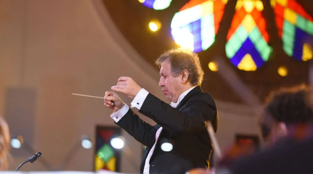 ارتفعت العصا في يد هاروت فازليان فبدا كأنّ الصمت نفسه يستعدّ ليقول شيئاً (الجامعة الأميركية)