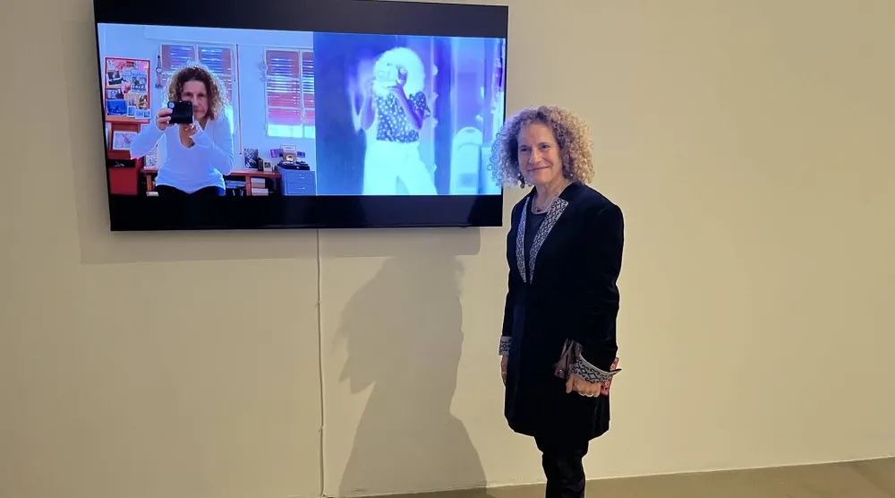 رانيا ستيفان تقف متسائلة عن أهمية الوقت ين الأمس واليوم (الشرق الأوسط)
