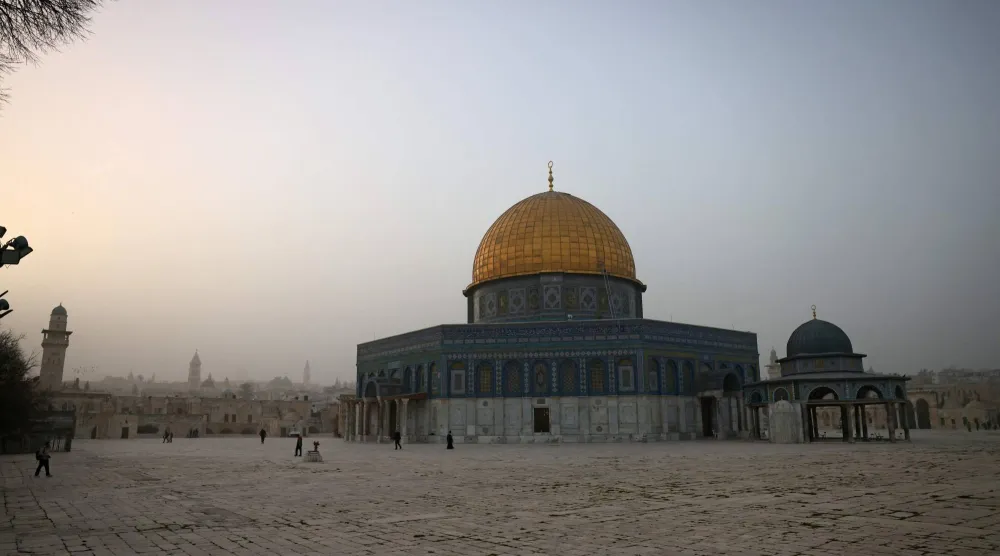 قبة الصخرة في باحة المسجد الأقصى بالمدينة القديمة في القدس في 14 فبراير 2026 (أ.ف.ب)

