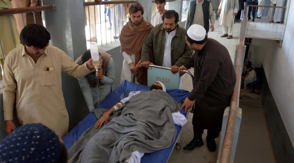 باكستانيون ينقلون قريباً لهم أصيب بالتفجير في إقليم خيبر بختونخوا الاثنين (أ.ف.ب)