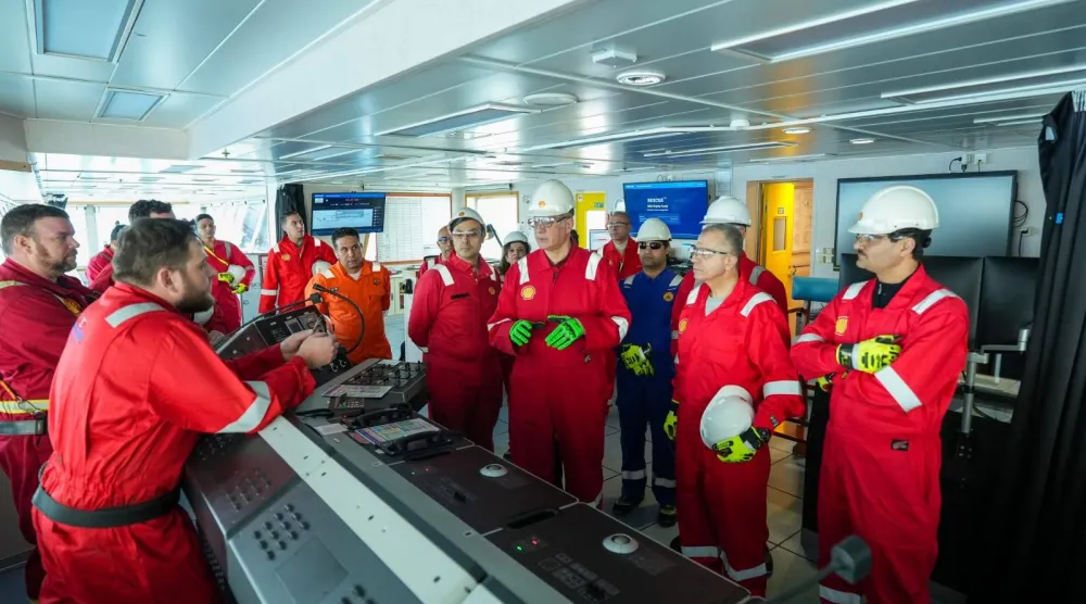 وزير البترول المصري كريم بدوي يستمع إلى أحد المهندسين بحقل «غرب مينا» بالمتوسط وداليا الجابري رئيسة شركة «شل» تتابع (وزارة البترول)