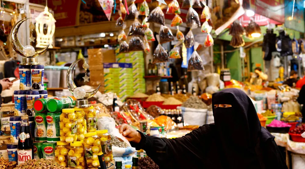 فلسطينية تشتري سلعاً استعداداً لشهر رمضان في مدينة غزة يوم الثلاثاء (رويترز)