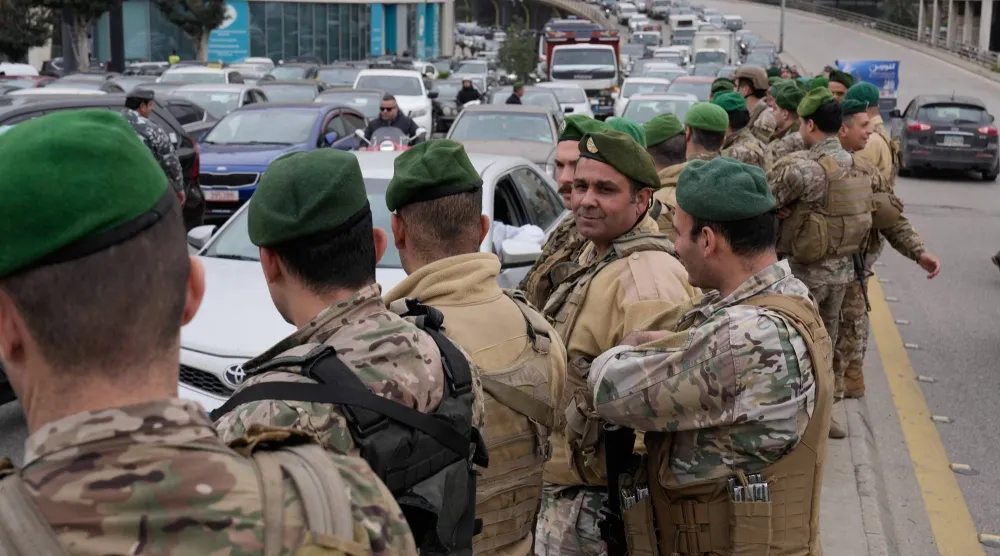 جنود لبنانيون ينتشرون في وسط بيروت بالتزامن مع حراك شعبي احتجاجاً على قرار الحكومة بزيادة الضرائب (أ.ب)