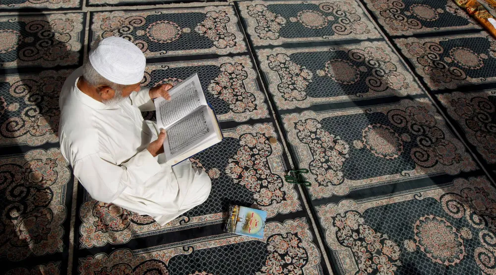 رجل يصلي في مسجد خلال شهر رمضان (رويترز)
