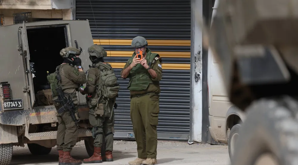 جنود إسرائيليون خلال عملية عسكرية غرب جنين في الضفة الغربية (إ.ب.أ)