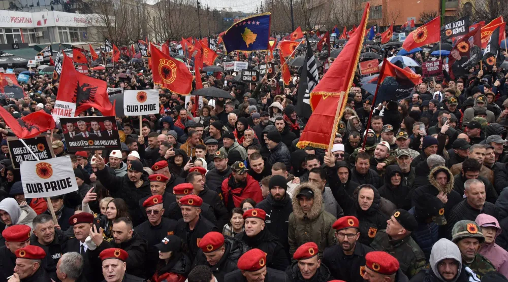 الآلاف يشاركون في مظاهرة حاشدة تضامناً مع القادة السابقين الذين يواجهون محاكمة بتهم ارتكاب جرائم حرب خلال حرب الاستقلال عن صربيا التي دارت رحاها بين عامي 1998 و1999 وذلك في بريشتينا بكوسوفو يوم 17 فبراير 2026 (إ.ب.أ)