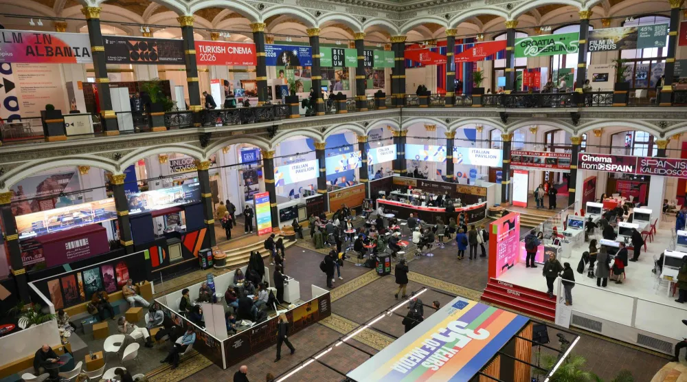 صورة من مبنى مارتن غروبيوس في برلين لأجنحة في سوق الفيلم الأوروبي (EFM) الذي يقام على هامش الدورة السادسة والسبعين لمهرجان برلين السينمائي الدولي (أ.ف.ب)