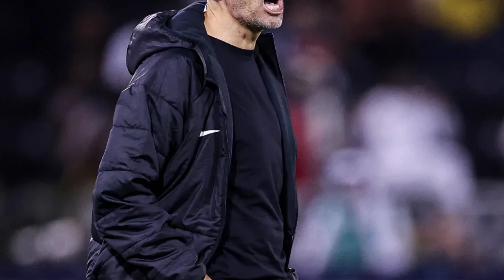 كونسيساو يوجه لاعبيه خلال المباراة (موقع النادي)