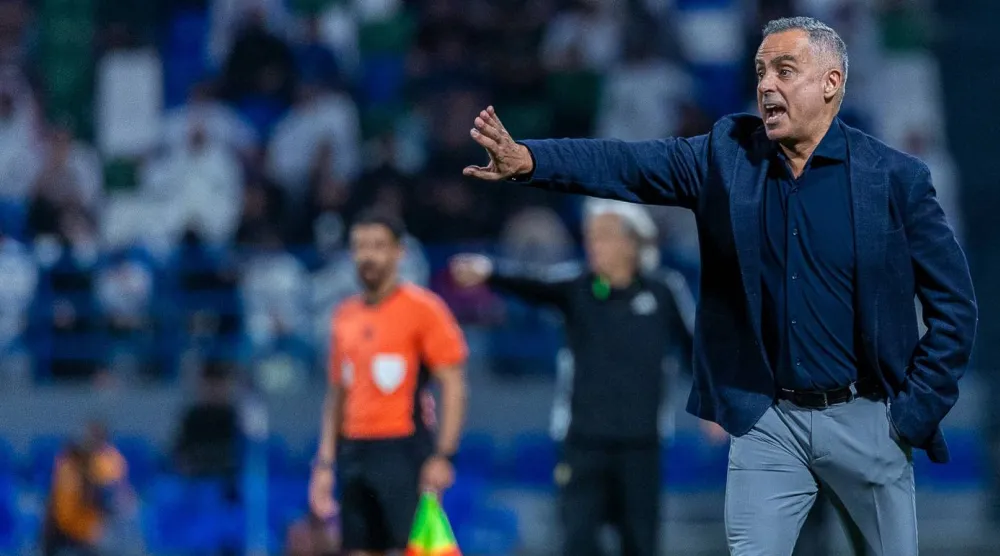 غوميز يفجرها: لاعبو الفتح يسألون عن رواتبهم!