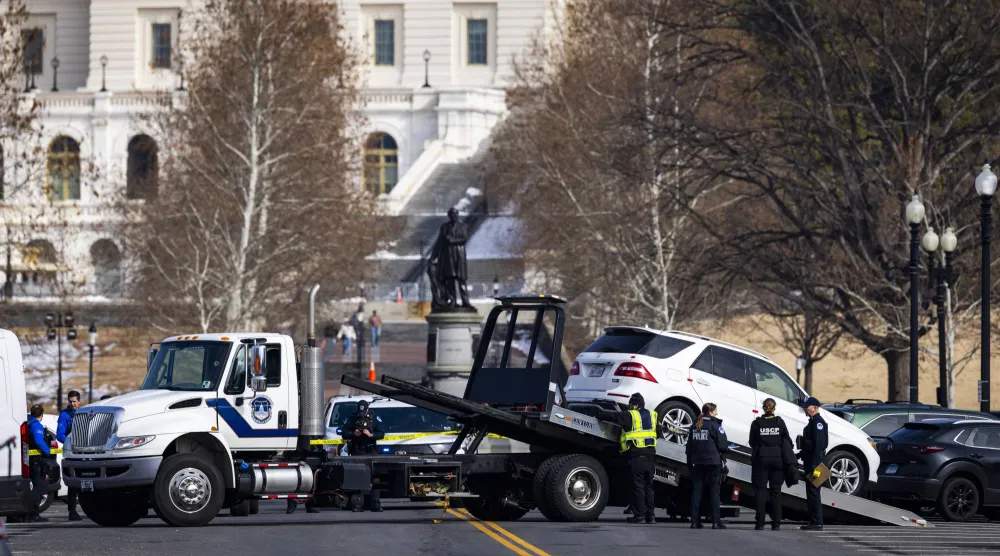 شرطة الكابيتول الأميركي تسحب سيارة خارج مبنى الكابيتول بالقرب من المكان الذي تم فيه اعتقال رجل وبحوزته ما يبدو أنه مسدس بحسب الشرطة في العاصمة واشنطن 17 فبراير 2026 (إ.ب.أ)