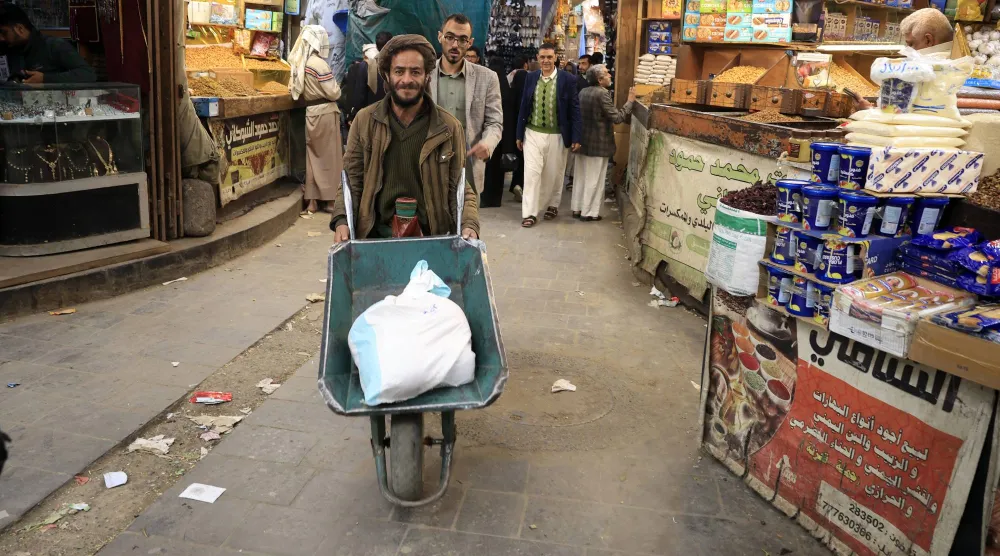 سكان صنعاء يستقبلون رمضان وسط اتساع رقعة الفقر وتدهور المعيشة (إ.ب.أ)