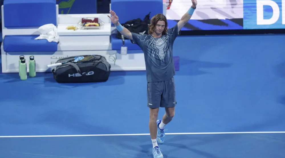 الروسي أندريه روبليف يحتفل بتغلبه على الهولندي يسبر دي يونغ (أ.ف.ب) 