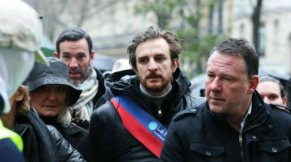 فعاليات سياسية من حزب «التجمّع الوطني» يحضرون تجمعاً بعد حادثة الضرب المميتة التي أودت بحياة الشاب كانتان البالغ من العمر 23 عاماً في ليون... الصورة في باريس 15 فبراير 2026 (أ.ف.ب)