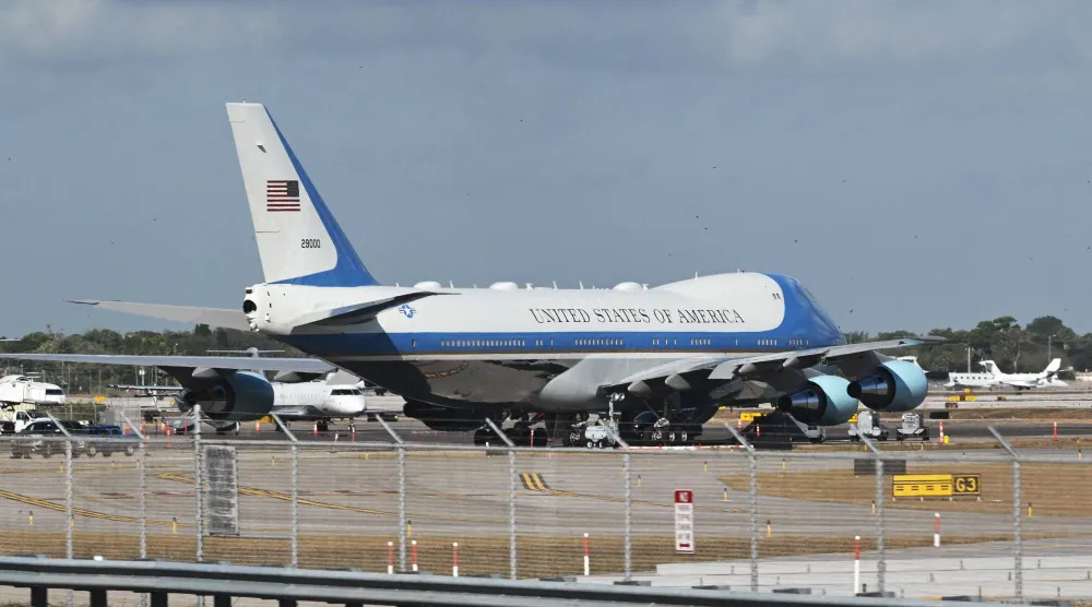 طائرة ​الرئاسة «إير فورس وان» في وست بالم بيتش بولاية فلوريدا (أ.ف.ب)