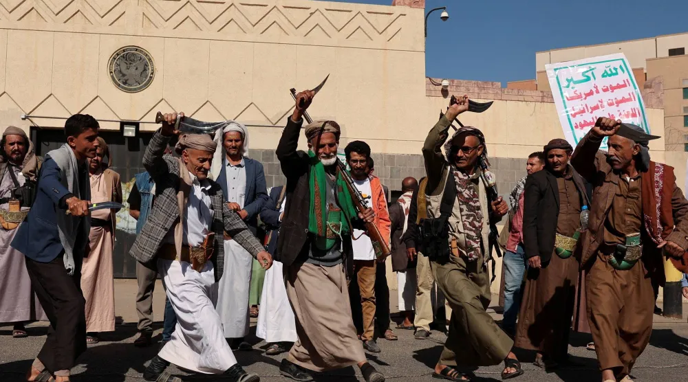 عناصر حوثيون خلال تجمع لهم أمام مبنى السفارة الأميركية في صنعاء (رويترز)