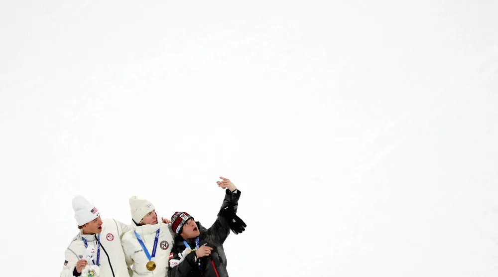 فروستاد يحتفل مع زميليه فورهاند وسفينسر بالميداليات الثلاث للقفز الهوائي (رويترز)