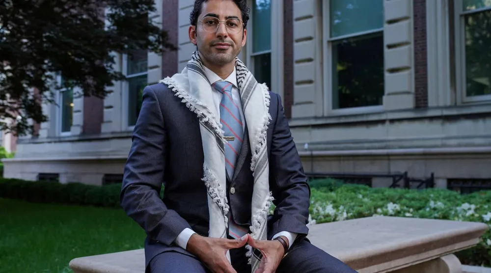 الطالب بجامعة كولومبيا محسن المهداوي في حرم الجامعة بمدينة نيويورك يوم 18 مايو 2025 (رويترز) 