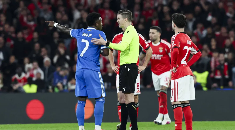 توقف مباراة ريال مدريد وبنفيكا بعد إبلاغ فينيسيوس عن تعرضه لإهانة عنصرية