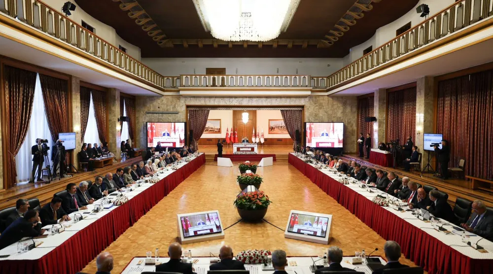 اللجنة البرلمانية تصوّت الأربعاء على مسودة تقرير يتضمن الإطار القانوني لحل حزب «العمال الكردستاني» ونزع أسلحته (البرلمان التركي - إكس)