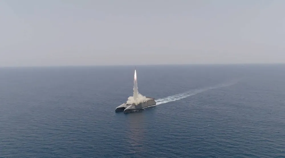 صورة وزعتها وكالة الأنباء الإيرانية ”سباه“ أمس تُظهر تدريبات لـ ”الحرس الثوري“ في هرمز… وفي الإطار وزيرا الخارجية الإيراني والسويسري في جنيف أمس مع بدء المفاوضات (رويترز)