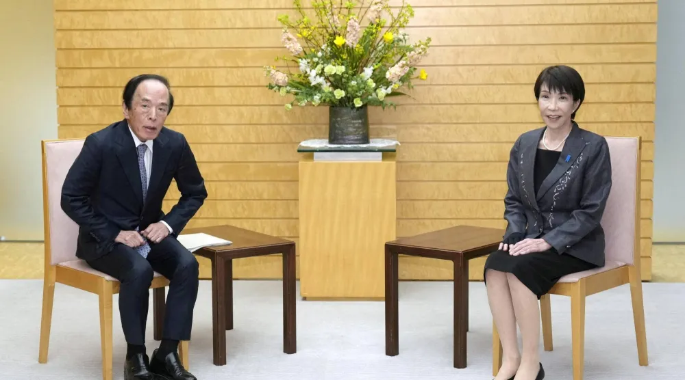 رئيسة الوزراء ساناي تاكايتشي ومحافظ «بنك اليابان» كازو أويدا يعقدان اجتماعهما في طوكيو في 16 فبراير (رويترز)