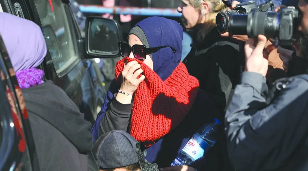 أسترالية يُعتقد أنها من عائلات عناصر تنظيم «داعش» في مخيم روج قرب الحدود العراقية مع سوريا (رويترز)