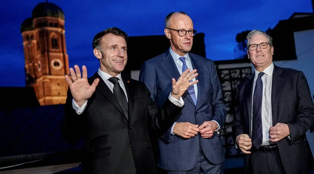 المستشار الألماني فريدريش ميرتس يتوسط الرئيس الفرنسي إيمانويل ماكرون ورئيس الوزراء البريطاني كير ستارمر بمناسبة مشاركتهم بمؤتمر الأمن في ميونيخ 13 فبراير (رويترز)