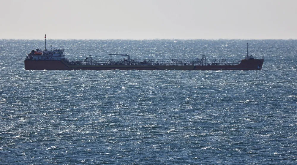 ناقلة نفط خام تُبحر في خليج ناخودكا بالقرب من مدينة ناخودكا الساحلية بروسيا (رويترز)