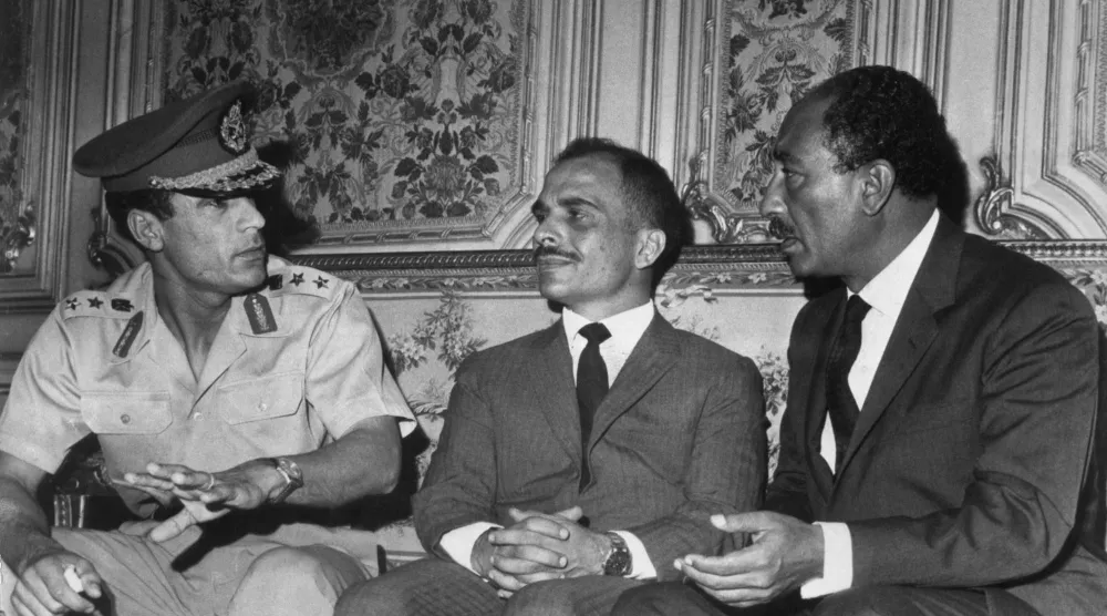 لقاء بين الملك حسين ومعمر القذافي على هامش قمة عربية في القاهرة عام 1970 (أ.ف.ب)