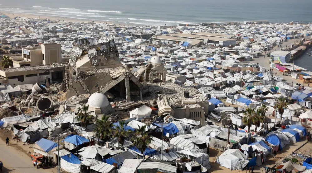 مسجدٌ دُمّر خلال العدوان الإسرائيلي الذي استمر عامين مُحاط بخيام لإيواء الفلسطينيين النازحين بمدينة غزة (رويترز)