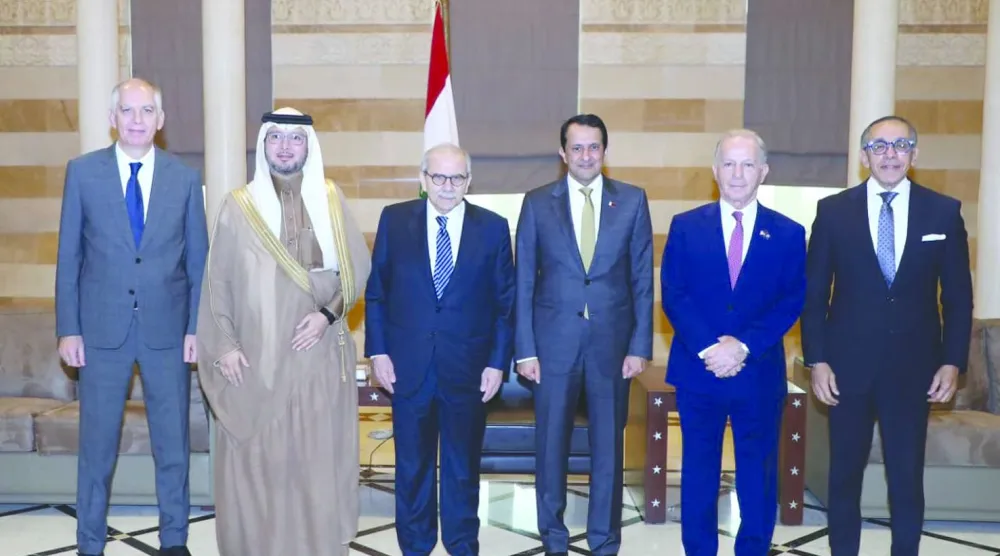 رئيس الحكومة اللبنانية يتوسط سفراء اللجنة الخماسية (أرشيفية - رئاسة الحكومة)