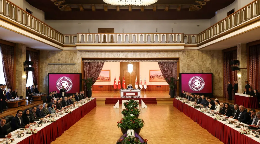 خلال اجتماع لجنة برلمانية تركية للتصويت على مسودة تقرير يهدف إلى تسهيل نزع سلاح حزب «العمال الكردستاني» المحظور وهي خطوة من شأنها أن تدفع عملية السلام لإنهاء أكثر من أربعة عقود من الصراع... في أنقرة 18 فبراير 2026 (رويترز)