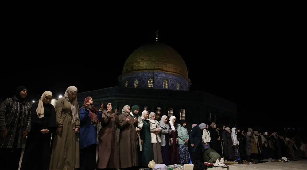 تؤدي نساء فلسطينيات صلاة التراويح في الليلة الأولى من شهر رمضان المبارك قرب قبة الصخرة في المسجد الأقصى بالبلدة القديمة في القدس (أ.ف.ب)
