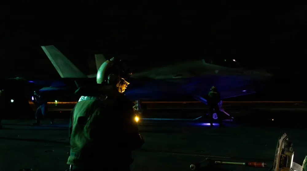 مقاتلات أميركية تستعد للإقلاع من على متن حاملة الطائرات «أبراهام لينكولن» خلال عمليات جوية في مياه الشرق الأوسط (سنتكوم)