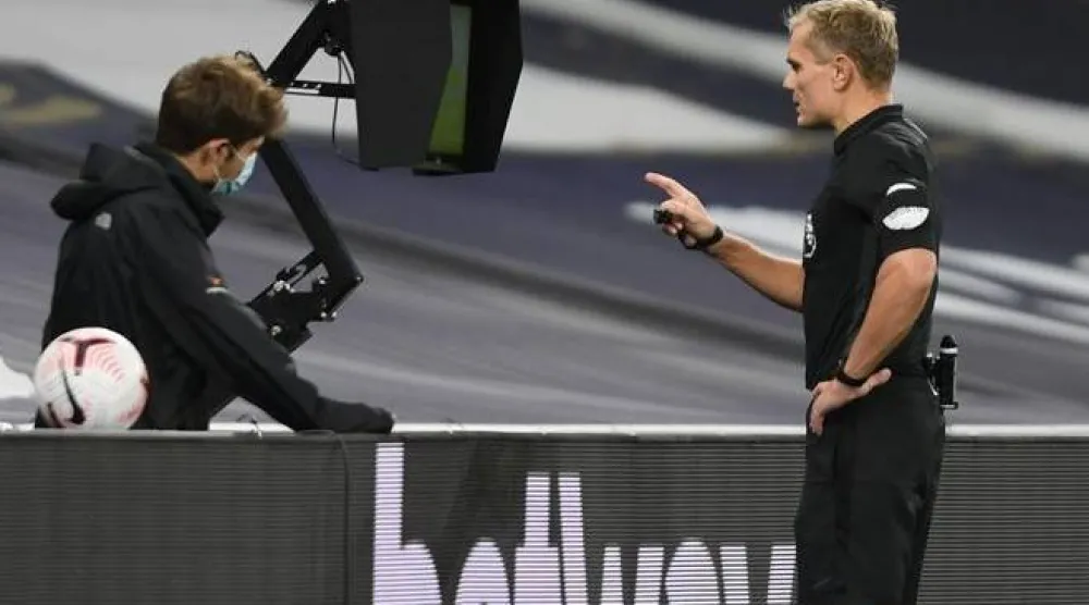 سكوت يرى أن أول خطوة إصلاحية يجب أن تكون اعتماد نظام «التحدي» للمدربين (صورة تلفزيونية من سكاي سبورتس)