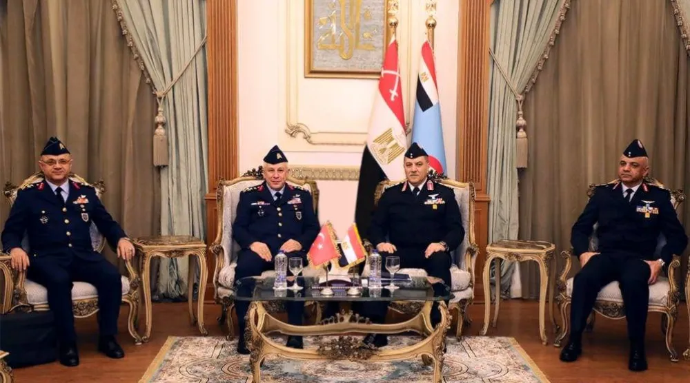 قائد القوات الجوية المصرية خلال لقاء قائد القوات الجوية التركية في القاهرة الأربعاء (المتحدث العسكري المصري)