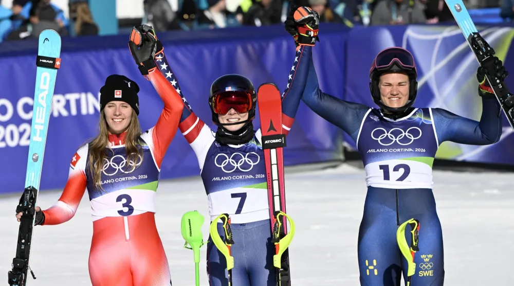 تفوّقت شيفرين على السويسرية كاميّ بفارق ثانية ونصف الثانية والسويدية آنا سفن بفارق 1.71 ثانية (إ.ب.أ)