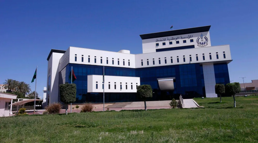 مقر مؤسسة النفط الليبية في طرابلس (رويترز)